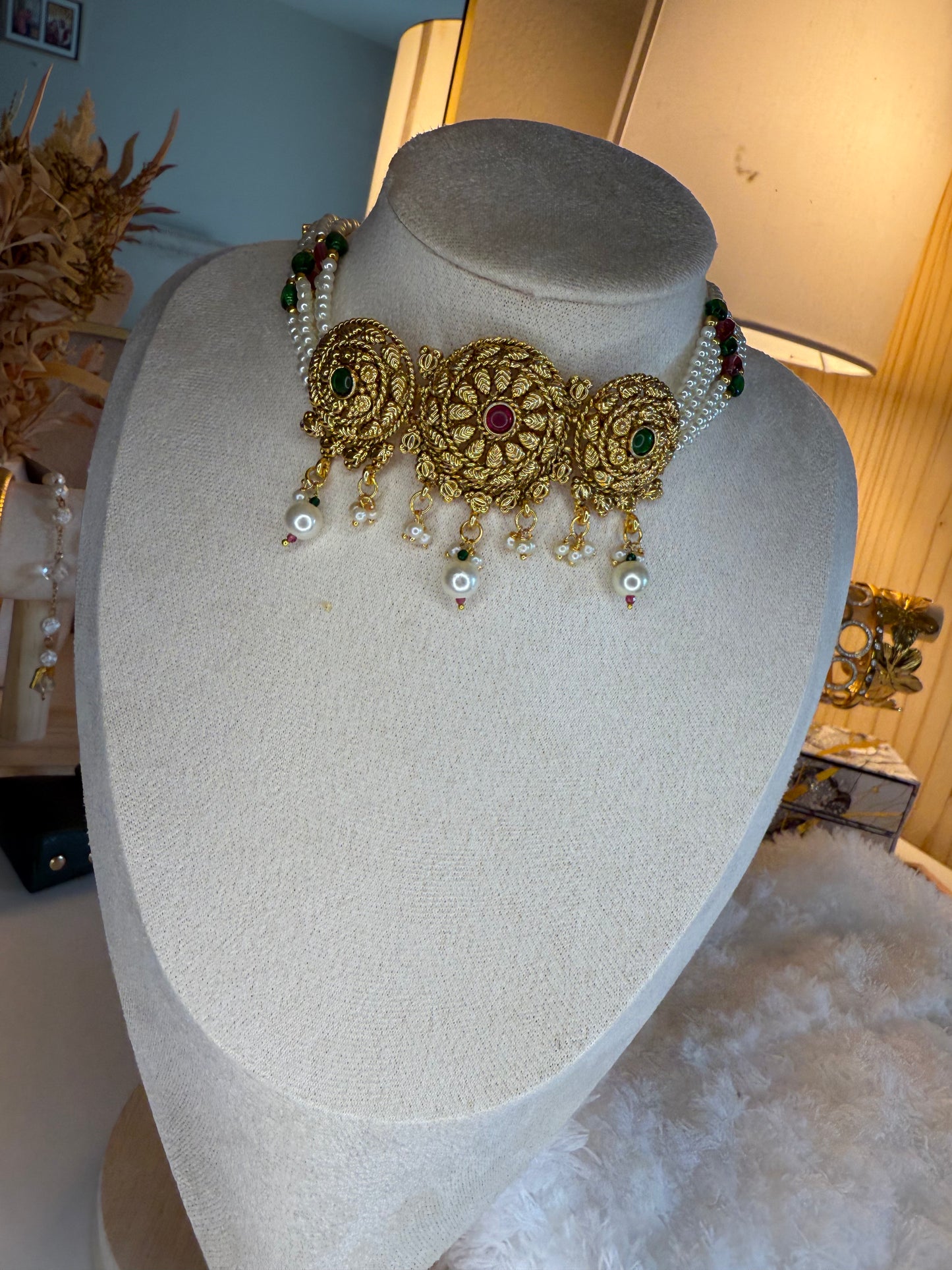 Choker set with beautiful pearls