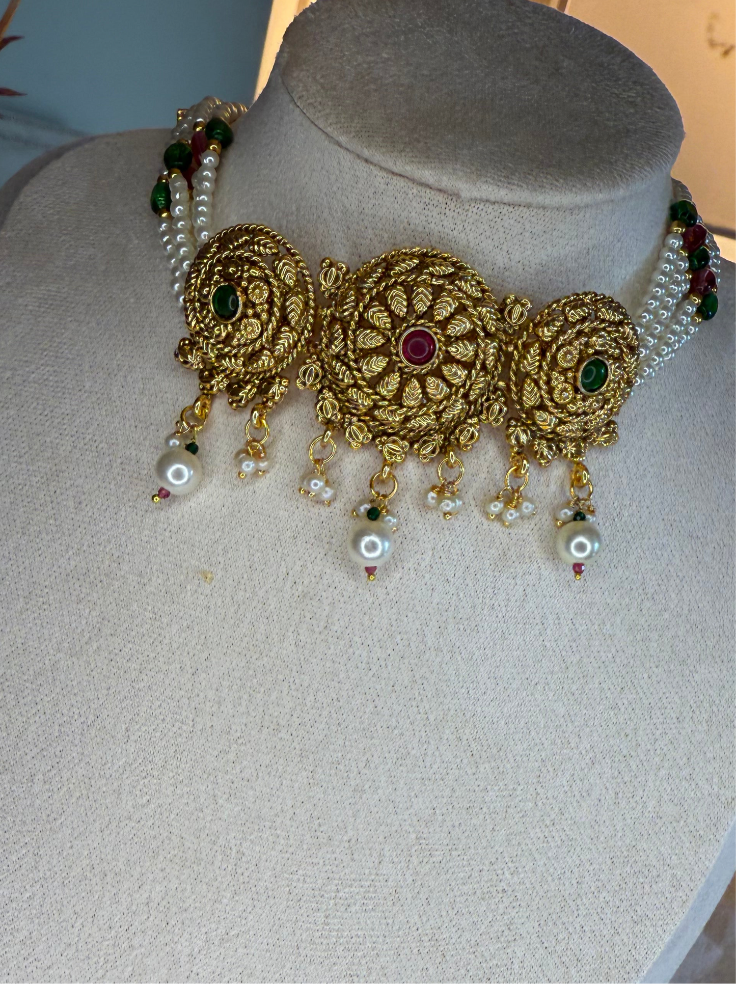 Choker set with beautiful pearls