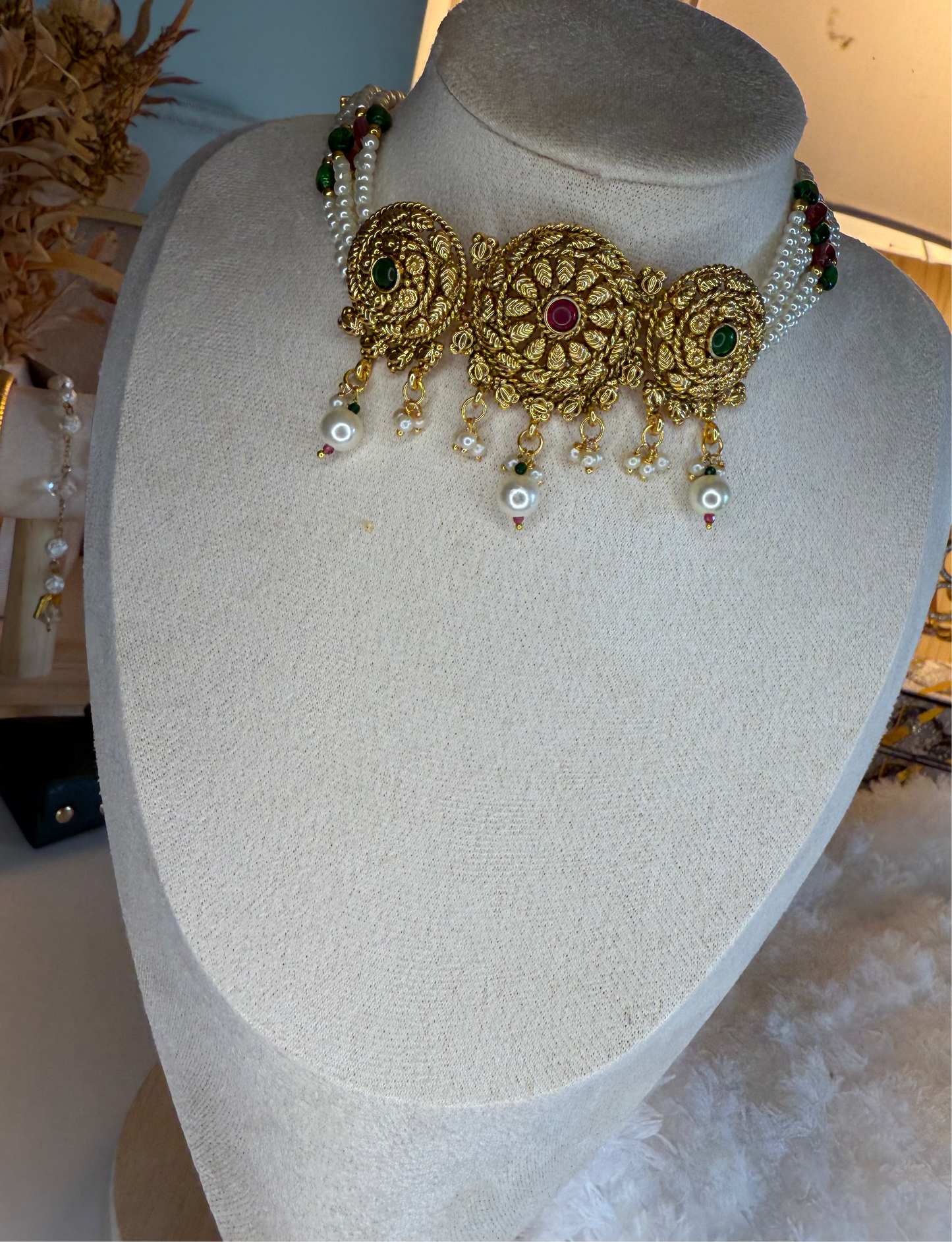 Choker set with beautiful pearls