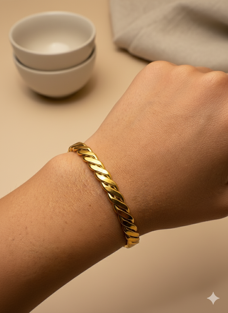 Simple curb style bracket for daily wear