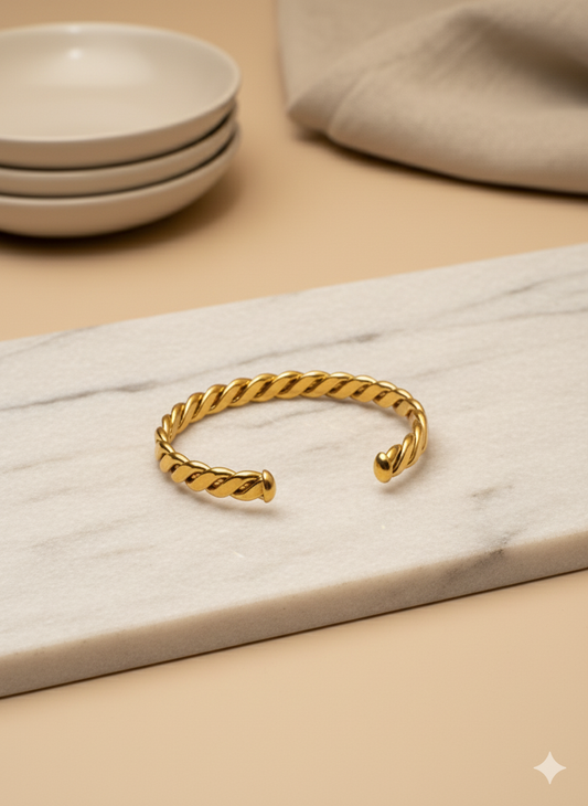 Simple curb style bracket for daily wear