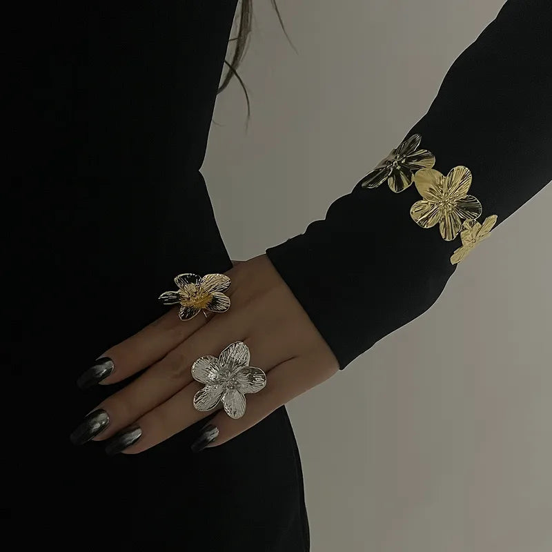 PVD Coated Real Gold Plated 18K Gold Flower 304 Stainless Steel French Style IG Style Waterproof Non Tarnish 304 Stainless Steel Bangle